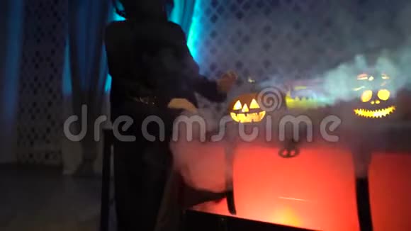 阿巴亚舞的阿拉伯女人用可怕的滑稽南瓜庆祝万圣节女巫召唤触摸玩弄视频的预览图