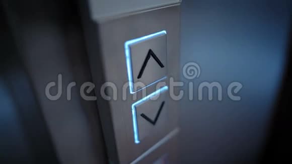 按动电梯按钮由一根带油漆钉子的手指向上视频的预览图