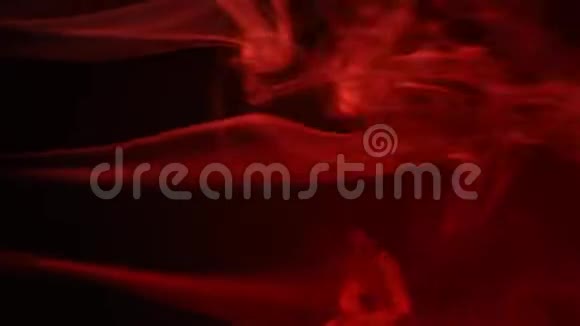 红烟香气暗背景高清镜头视频的预览图