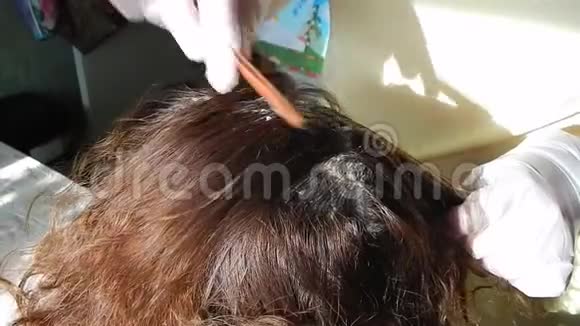 理发师做理发和造型视频的预览图