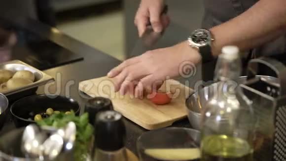 做切西红柿的菜视频的预览图