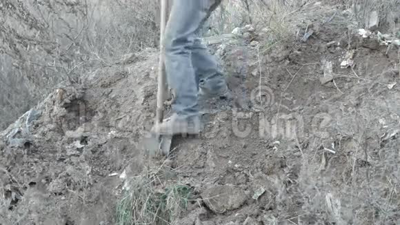 从山上挖土的人视频的预览图
