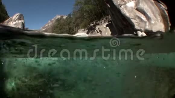 韦尔扎斯卡河操作员玻璃摄像机上的水滴视频的预览图