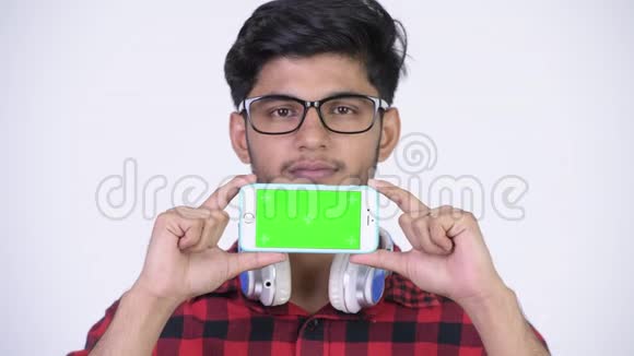年轻的留胡子的印度嬉皮士展示电话视频的预览图