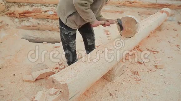 木匠用圆坯检查他的工作日志处理加拿大角砌体加拿大风格木制房子视频的预览图