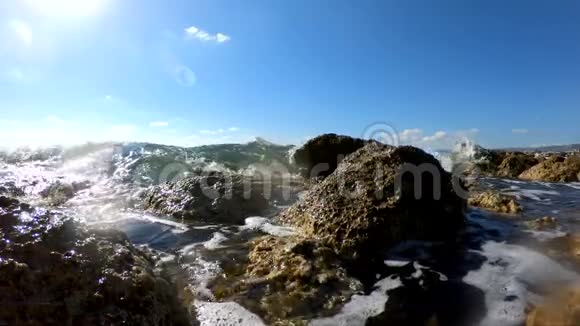 海浪拍打在岩石海滩上视频的预览图