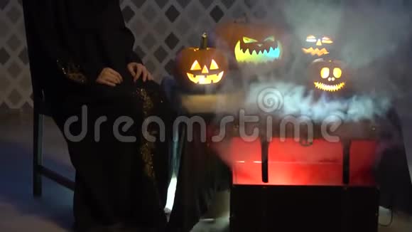 阿巴亚舞的阿拉伯女人用可怕的滑稽南瓜庆祝万圣节女巫召唤触摸玩弄视频的预览图