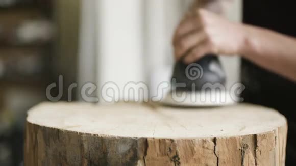 专业木工在车间打磨木材视频的预览图
