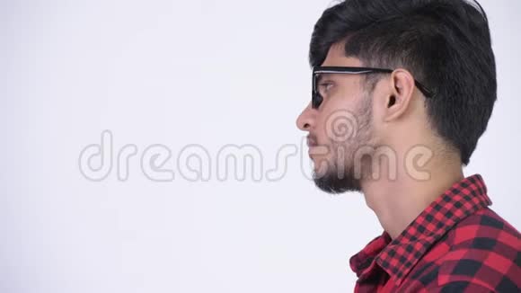 年轻快乐留胡子的印度时髦男人微笑的轮廓视频的预览图