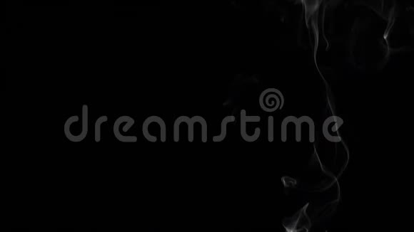 黑色背景下的香烟烟雾慢动作视频的预览图