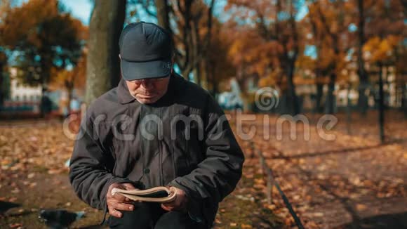 老人在公园外看书视频的预览图