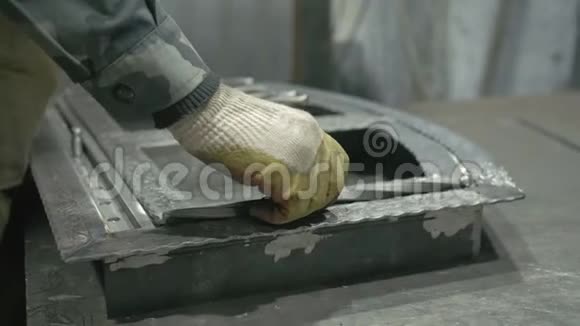 锻造车间在桌子上史密斯手工制作在产品上工作尺角磨机铁匠制造视频的预览图