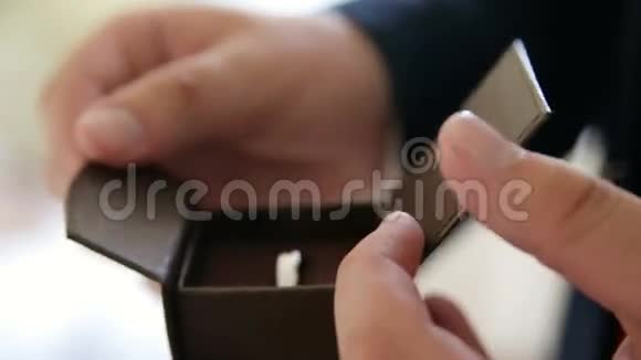 新郎把戒指从盒子里拿出来抬头往后放视频的预览图