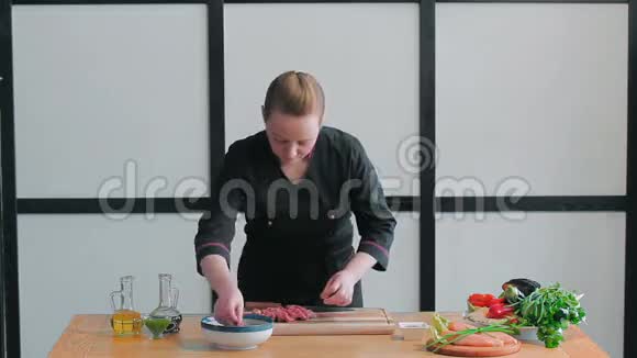 厨师用酱汁倒入肉片视频的预览图