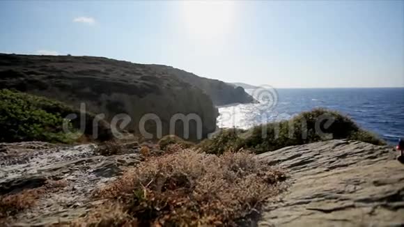 海海岸有岩石蓝天海浪美丽雄伟的景色视频的预览图