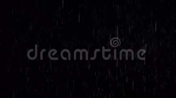 黑色背景下的雨视频的预览图