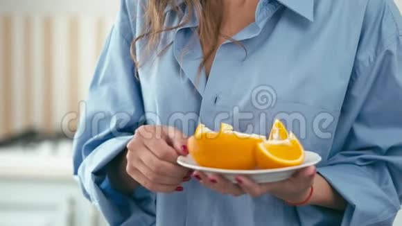 年轻的女人吃橘子视频的预览图