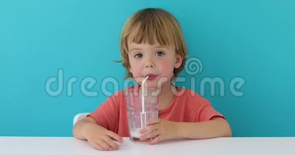 可爱的小男孩在喝牛奶视频的预览图