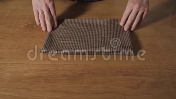 裁缝把羊毛放在裁剪台上年轻人做裁缝在车间里使用缝纫机视频的预览图