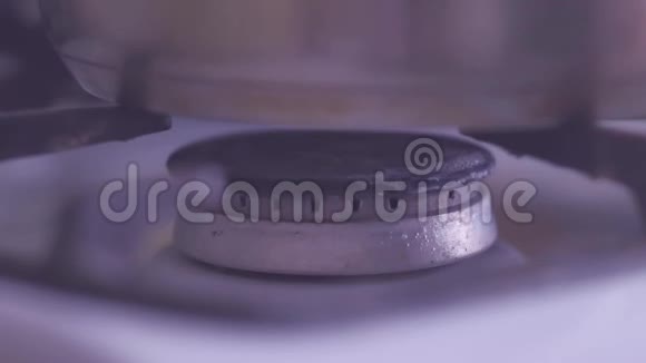 天然气动力燃气灶家用厨房炉灶上的燃烧器视频的预览图