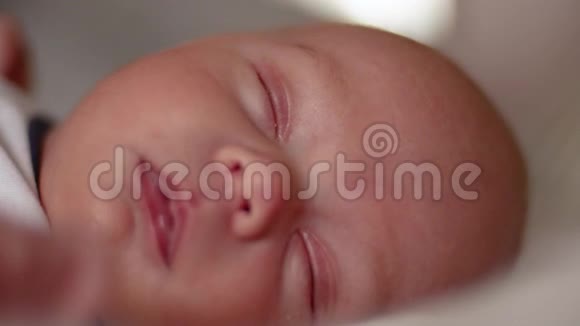 熟睡儿童婴儿脸特写镜头天真纯洁爱和母爱的概念视频的预览图