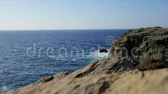 海海岸有岩石蓝天海浪美丽雄伟的景色视频的预览图