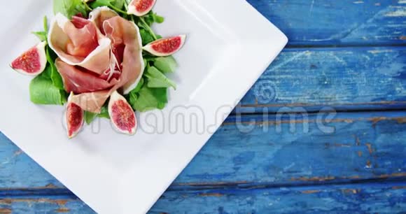盘子上装饰的生肉和蔬菜视频的预览图