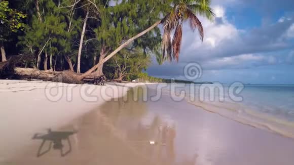 热带泻湖沙岛海滩和飞行无人机视频蓬塔卡纳视频的预览图