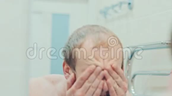 一个人在浴室里洗澡慢动作视频的预览图
