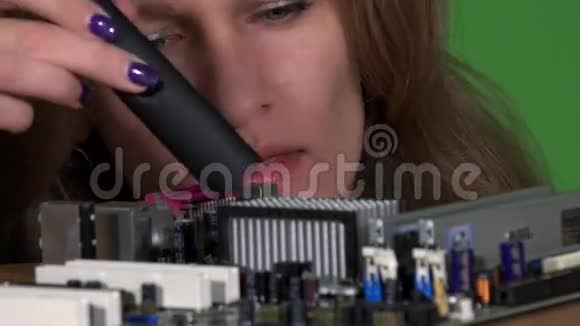 漂亮的工程师女士看着电脑主板微芯片和连接器视频的预览图