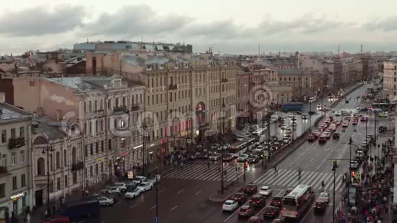 晚上人们和汽车沿着圣彼得堡的前景前进视频的预览图