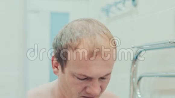 一个人在浴室里洗澡慢动作视频的预览图