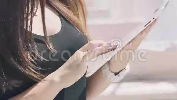 女性的手在户外使用平板电脑视频的预览图