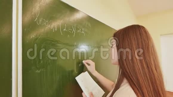女学生在黑板上写数学公式视频的预览图