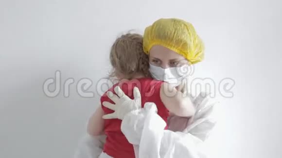 女人拥抱她的小女儿视频的预览图