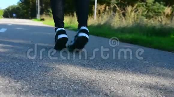 在公园里跑步之前要把健身模型运动鞋的近镜头视频的预览图