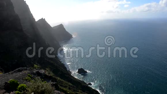 从悬崖到大海的景色视频的预览图