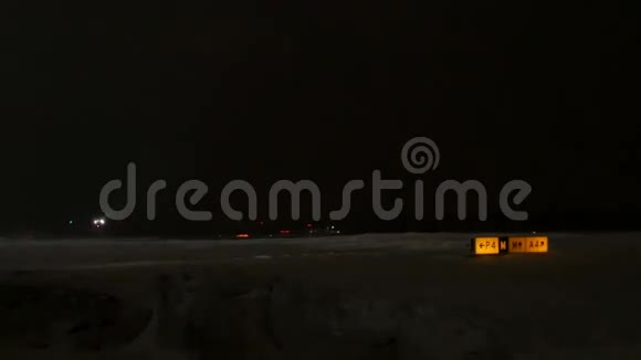 客机在冬夜飞行视频的预览图