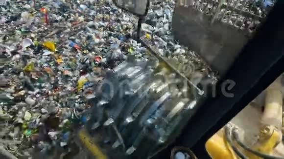 推土机在一个城市垃圾场工作兰迪出租车上的风景视频的预览图