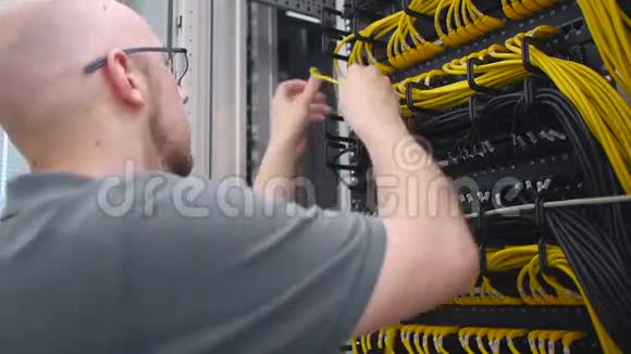 IT工程师将黄色以太网电缆铺好视频的预览图