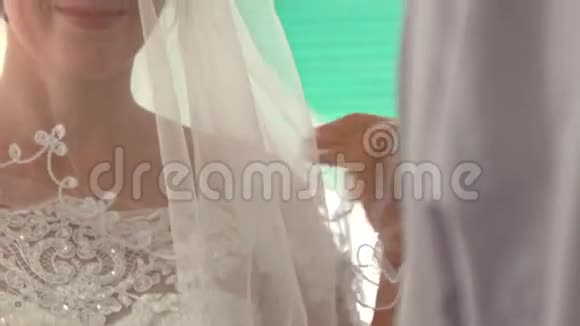 白色花边礼服中的白种人新娘套丝直纱视频的预览图