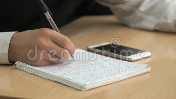 商人用钢笔在笔记本上写课文视频的预览图