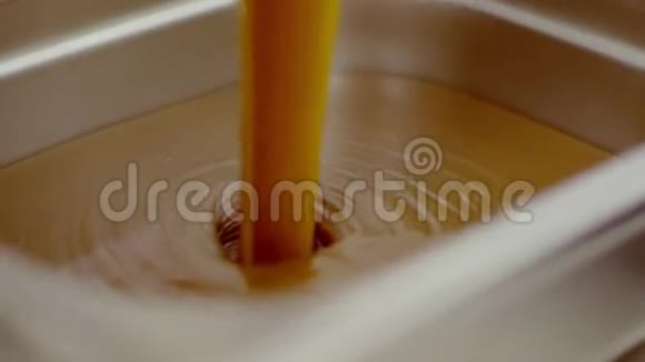 将焦糖倒入碗中的过程视频的预览图