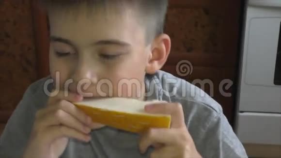 这个男孩吃一个美味的甜瓜视频的预览图