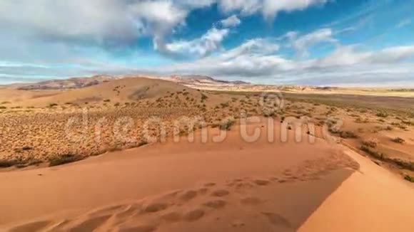 美丽的云彩在沙丘上的国家公园阿尔丁埃梅尔4时间推移2016年9月阿拉木图和阿斯塔纳视频的预览图
