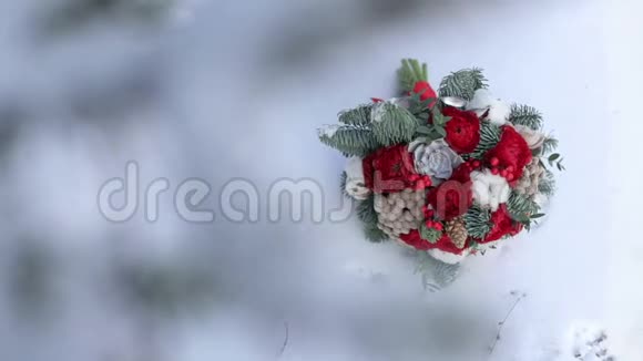 雪中有冷杉枝的新娘花束视频的预览图