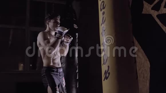 年轻拳击手打拳击袋的肖像视频的预览图