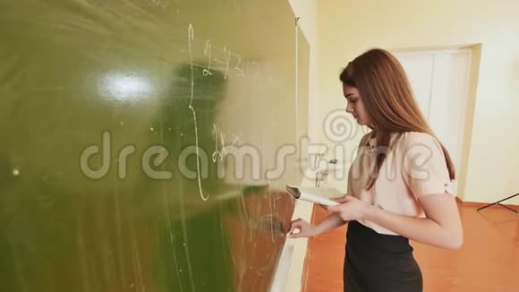 女学生在黑板上写数学公式视频的预览图