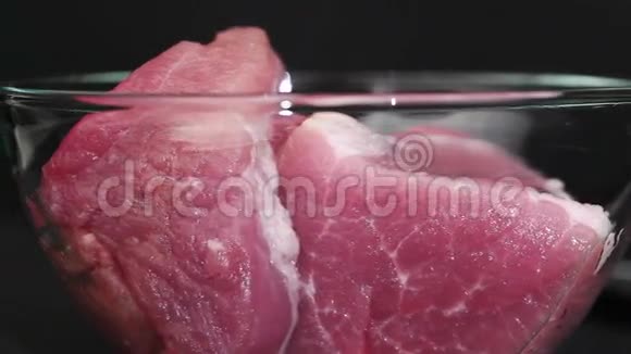 玻璃盘子里的肉视频的预览图