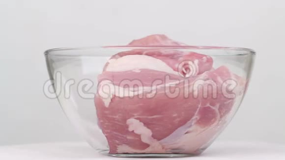 玻璃盘子里的肉视频的预览图